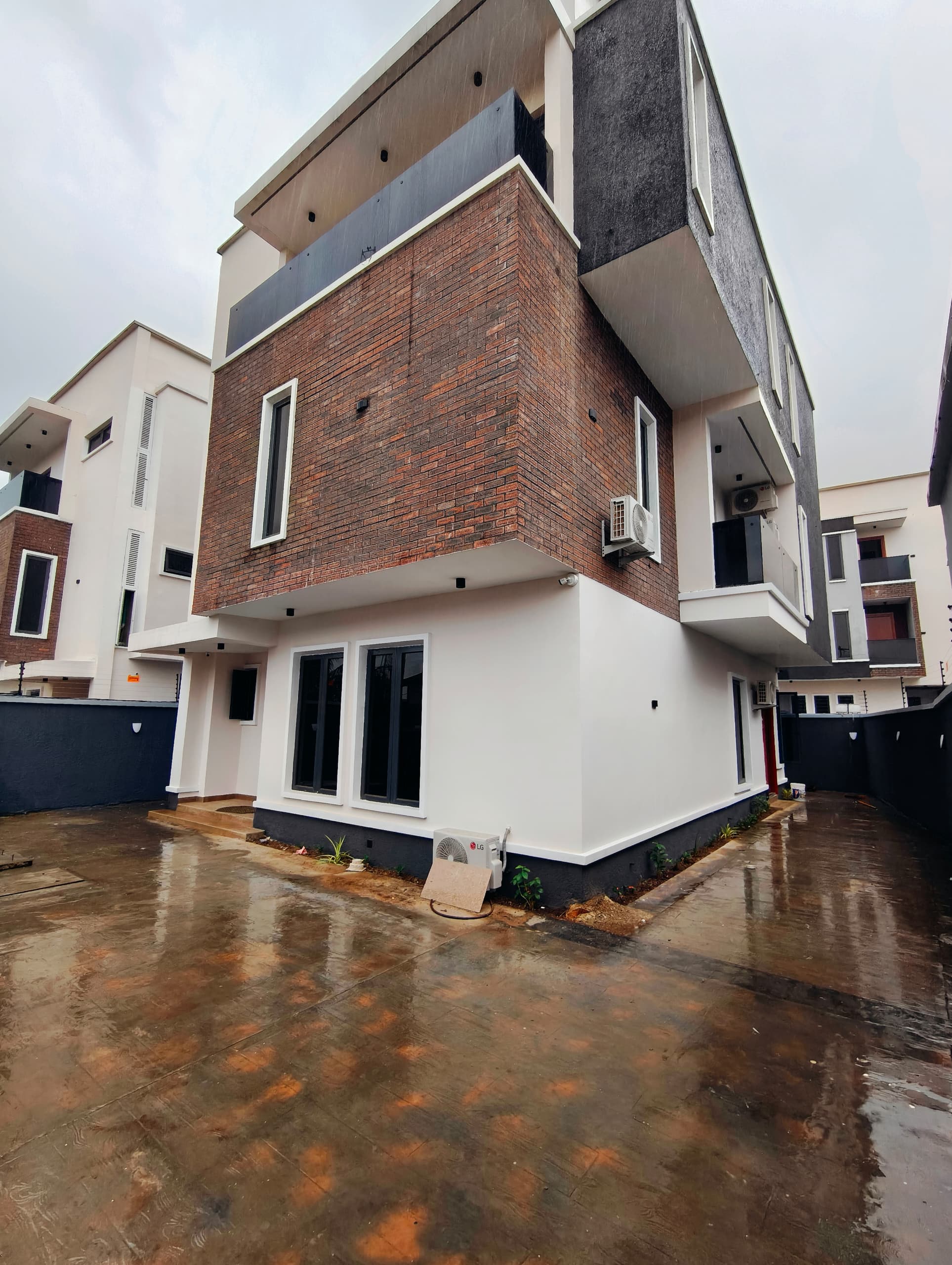 🏡5 bedroom Fully furnished duplex with bq