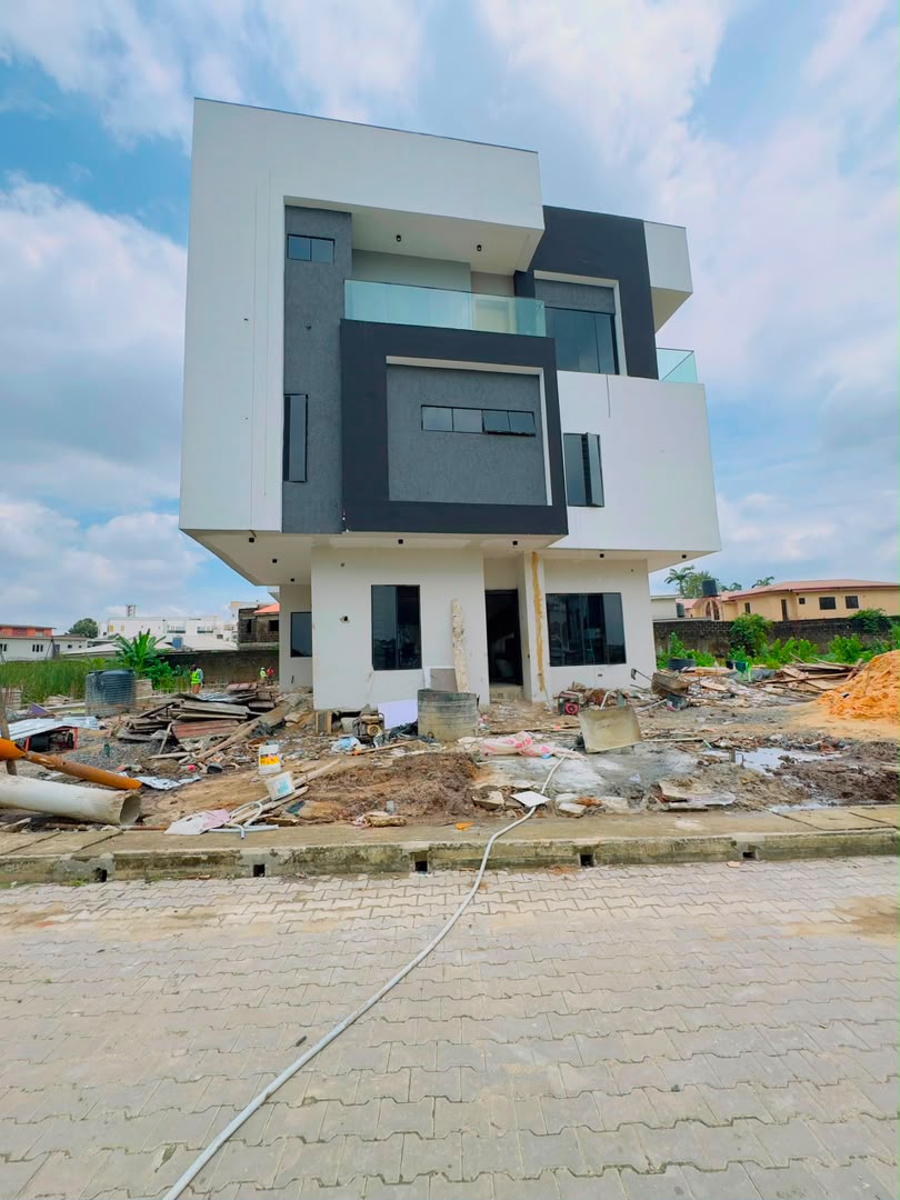 🏡4 bedroom fully detached duplex + bq